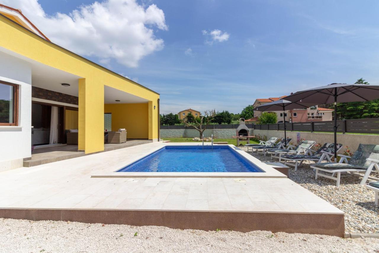 Modern Villa Eve In Medulin With Pool Near The Beach Exteriör bild