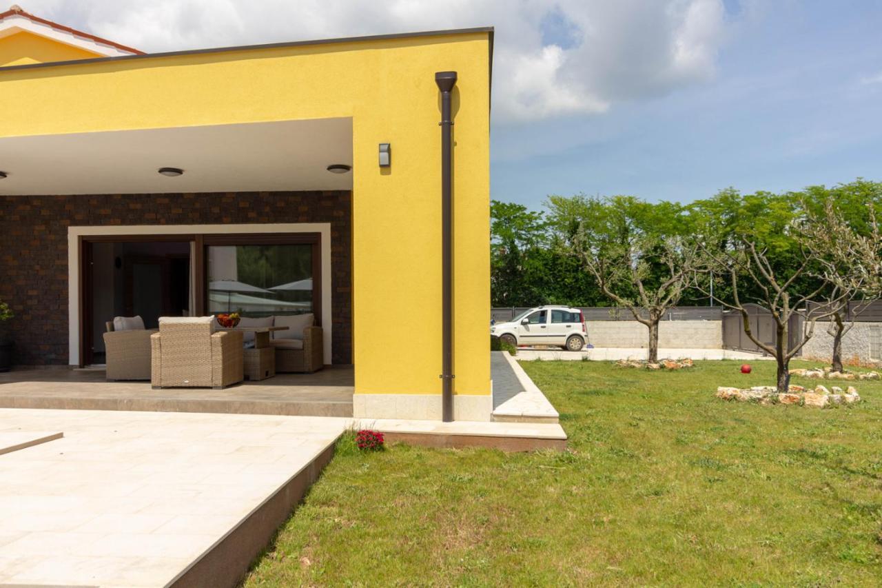Modern Villa Eve In Medulin With Pool Near The Beach Exteriör bild